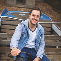 Oliver Rupp sitzt in einem kleinen Boot und hält das Steuer.