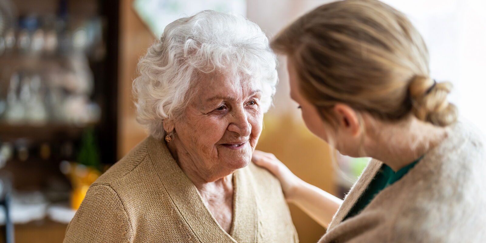 Umgang mit verhaltensbezogenen und psychologischen Symptomen bei Menschen mit Demenz