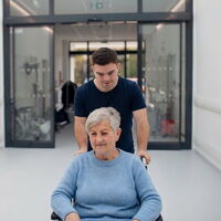 Une personne porteuse de trisomie 21 travaillant dans une institution pour personnes âgées.