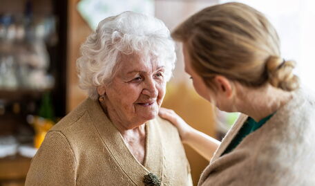 Umgang mit verhaltensbezogenen und psychologischen Symptomen bei Menschen mit Demenz