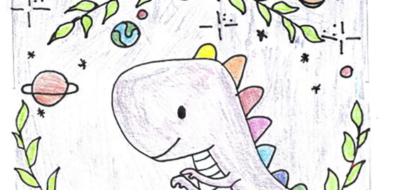 Un dessin d’enfant coloré montre un dinosaure souriant, entouré d’étoiles, de planètes et de feuillages.