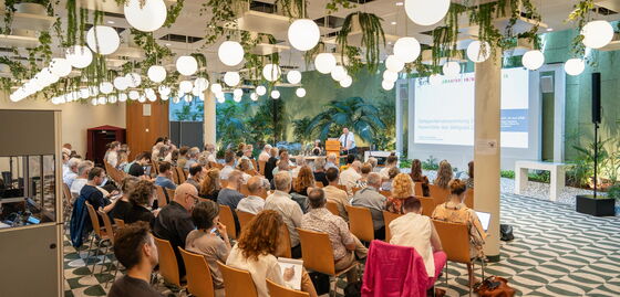 Das CoPräsidium von Artiset, Laurent Wehrli und Marianne Streiff  vor den Delegierten.